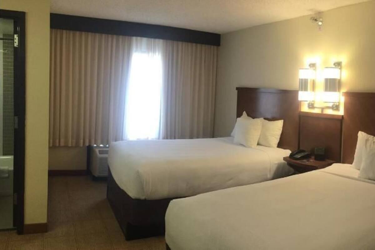 Ropa de cama de alta calidad y caja de seguridad en la habitación