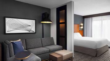 Ropa de cama de alta calidad y caja de seguridad en la habitación