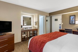 Premium bedding, desk, laptop workspace, blackout drapes - Comfort Inn & Suites Little Rock Airport (Little Rock)