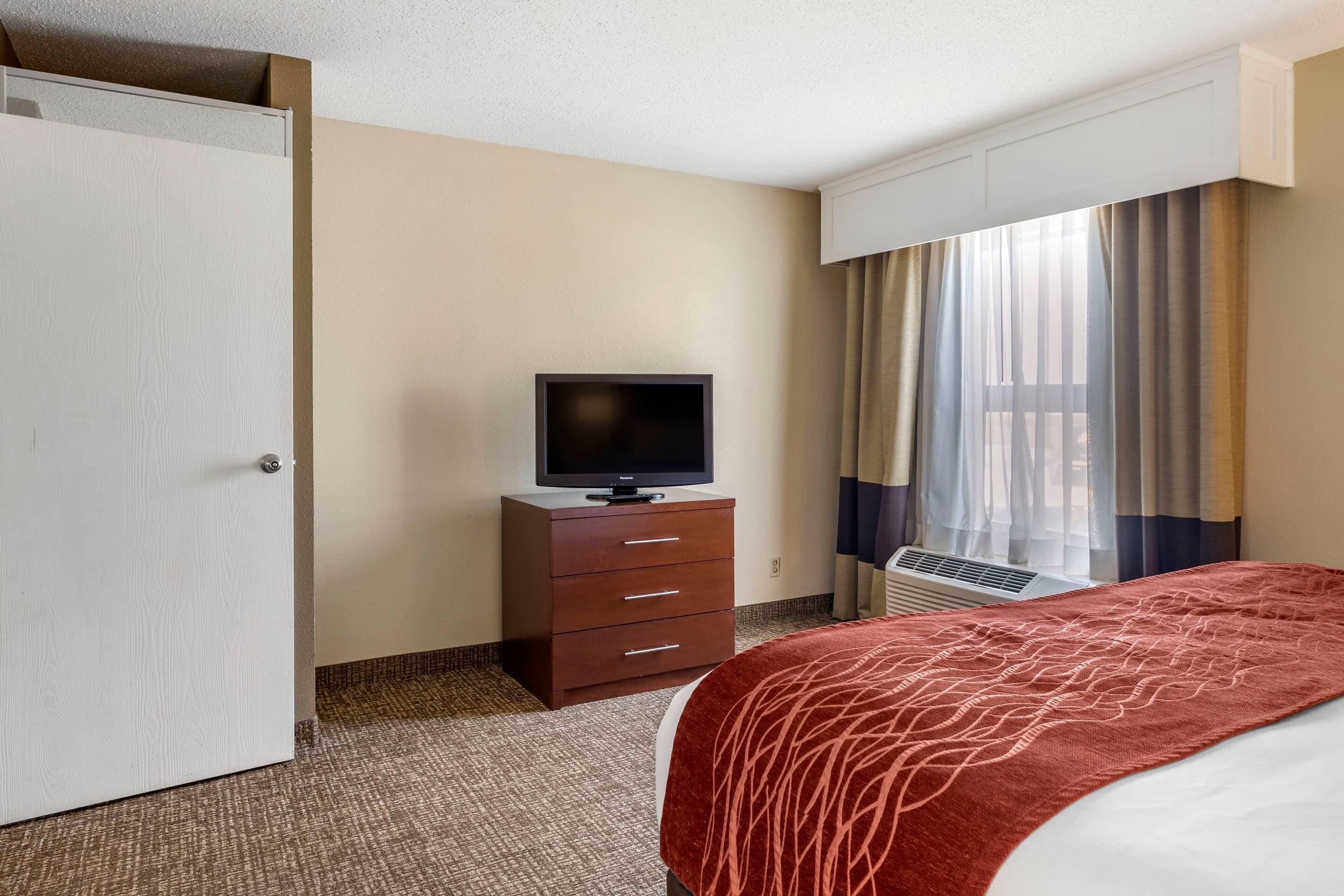 Suite, 1 King Bed, Non Smoking | Premium bedding, desk, laptop workspace, blackout drapes