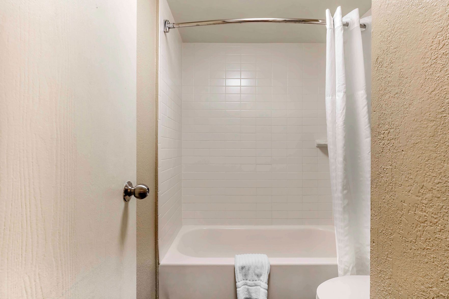 Baño | Tina con regadera, amenidades de baño gratuitas, secadora de cabello 