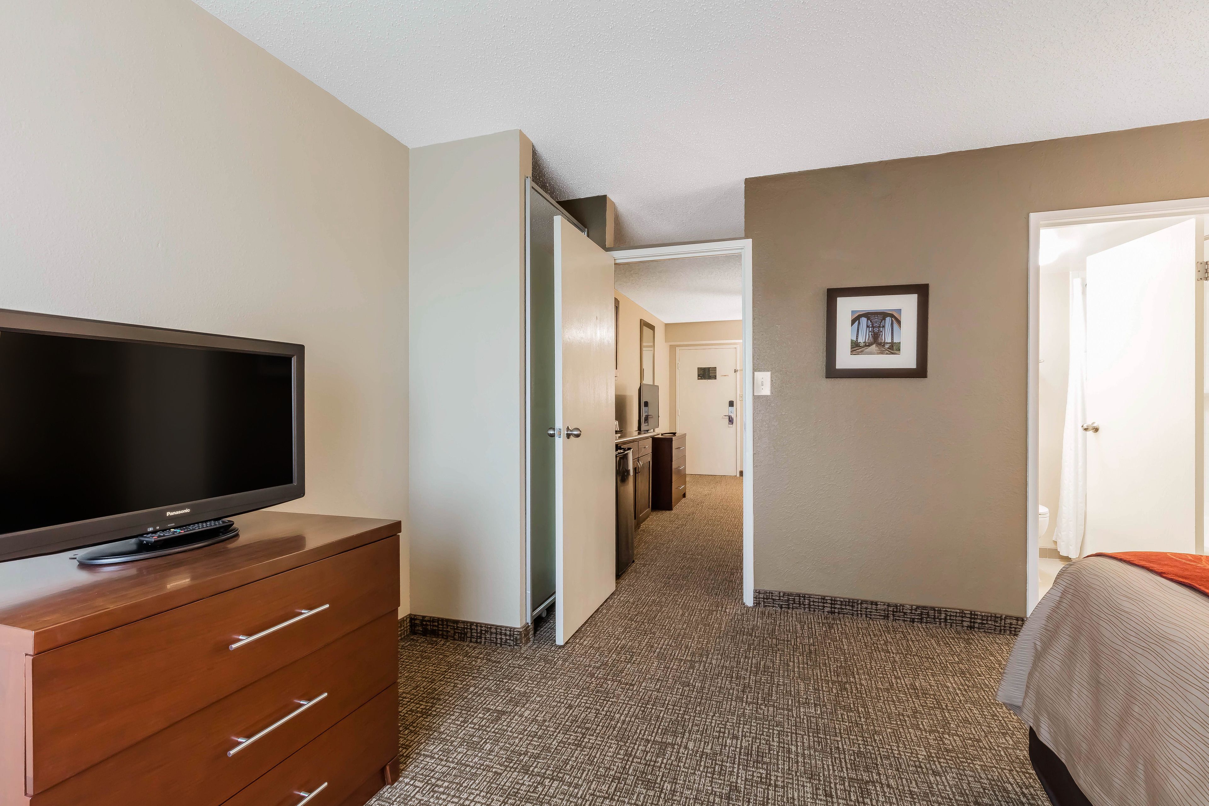 suite, 1 king bed, non smoking | 1 bedroom, premium bedding, desk, laptop workspace