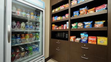 En automat fyldt med forskellige drikkevarer og snacks.