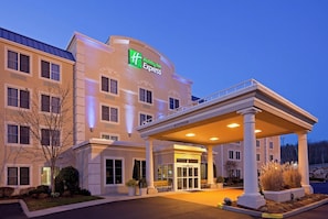 A Holiday Inn Express hotel with a covered entrance and a clear sky. - Holiday Inn Express Boston - Milford by IHG (Milford)