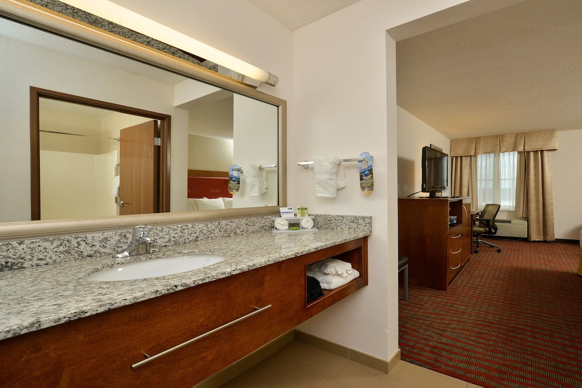 In-room safe, desk, iron/ironing board, free WiFi