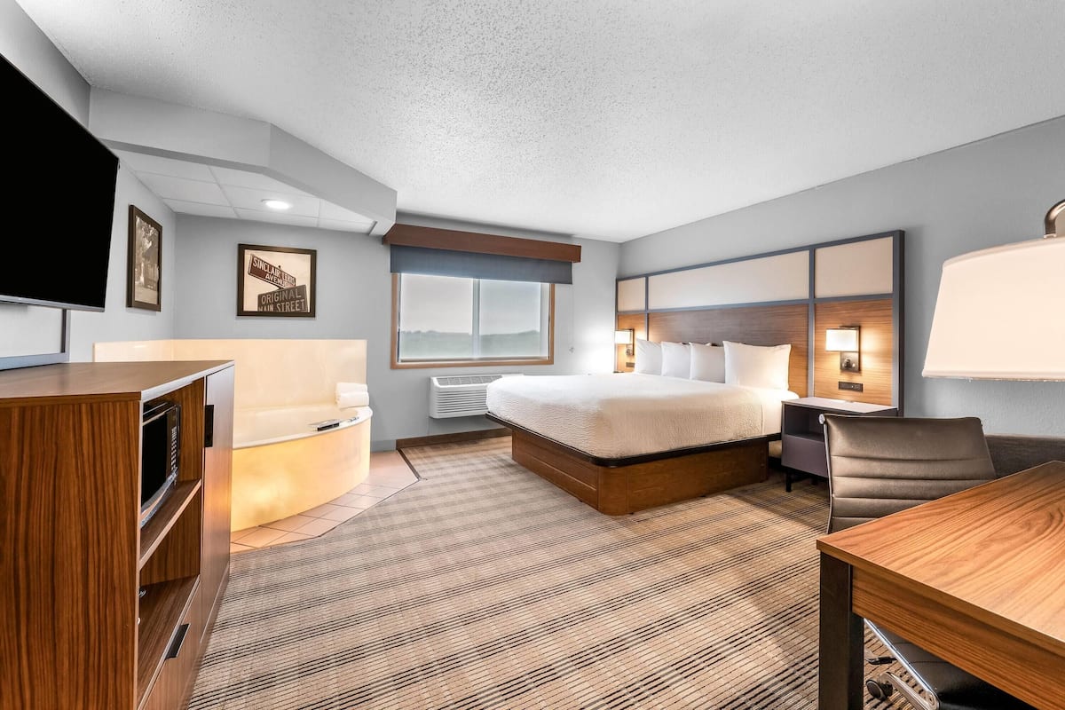 Deluxe Studio Suite, 1 King Bed, Non Smoking