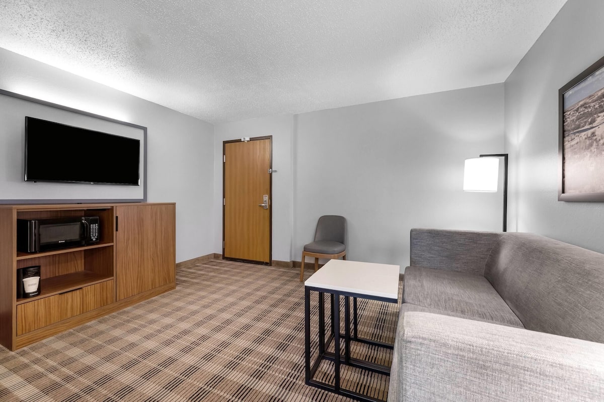 Suite, 1 Bedroom, Non Smoking (Second Floor, 2 Queen Beds)
