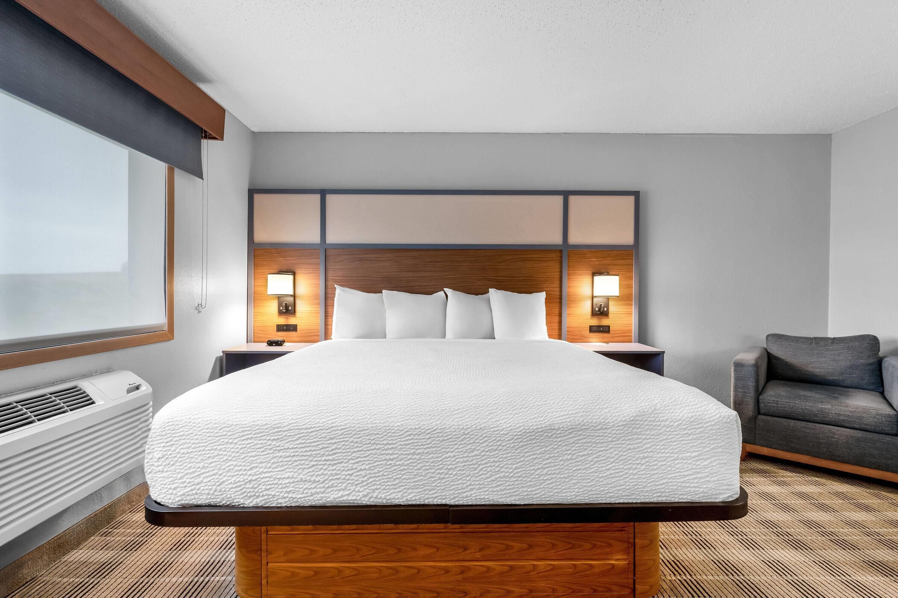 Deluxe Studio Suite, 1 King Bed, Non Smoking | Desk, blackout drapes, soundproofing, iron/ironing board