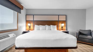Deluxe Studio Suite, 1 King Bed, Non Smoking | Desk, blackout drapes, soundproofing, iron/ironing board
