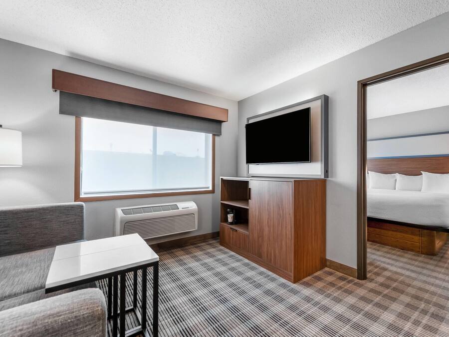 Suite – business, 1 soverom, ikke-røyk (Second Floor, 1 King Bed) | Skrivebord, blendingsgardiner, lydisolert og strykejern/-brett