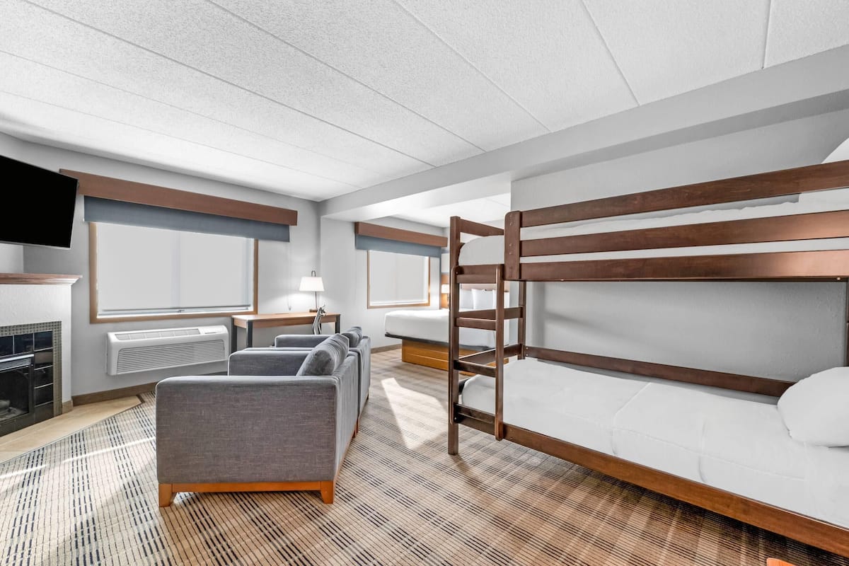 Suite, Multiple Beds, Non Smoking, Fireplace