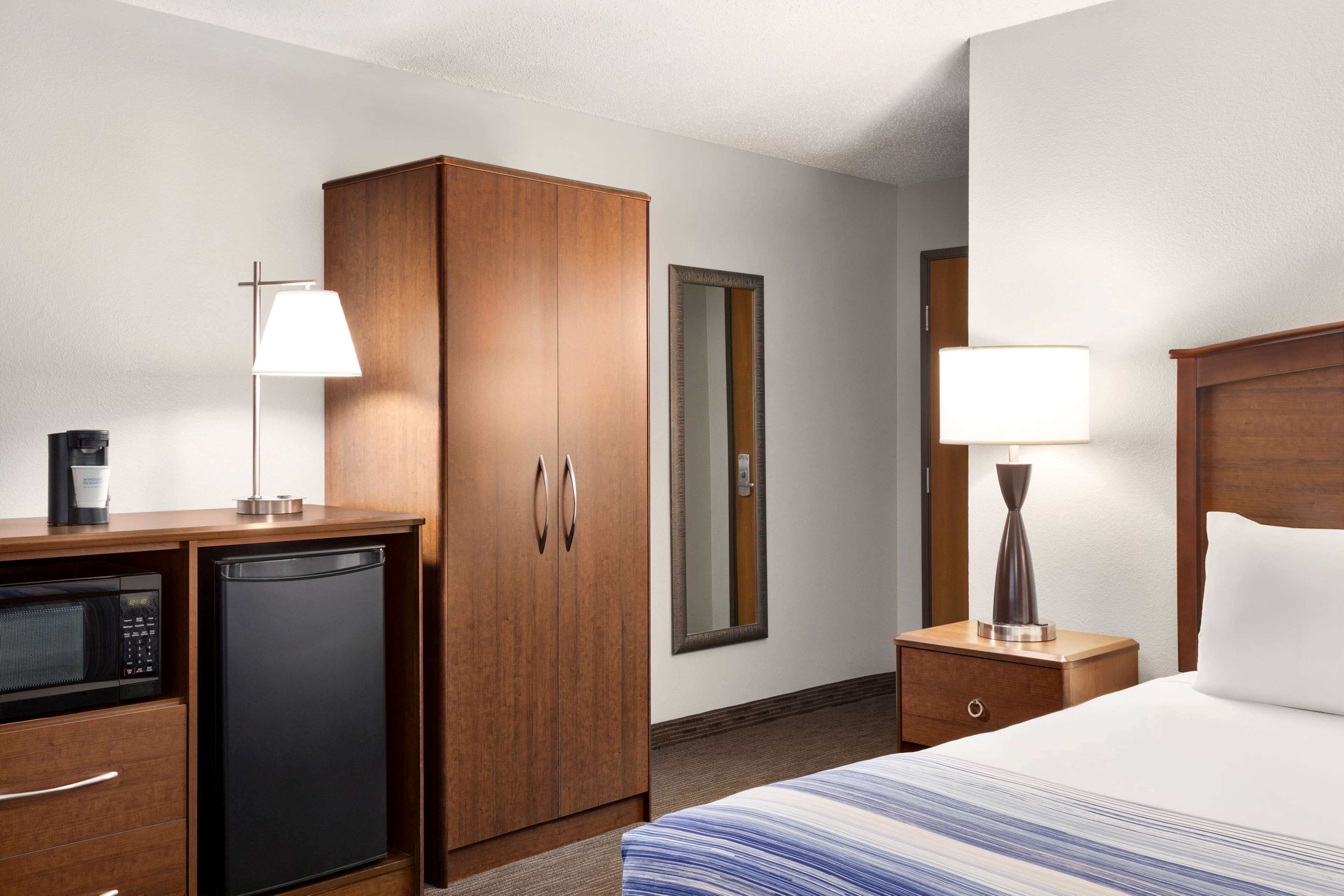 deluxe studio suite, 1 king bed, non smoking | desk, blackout curtains, soundproofing, iron/ironing board