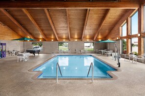 Piscine couverte, accès possible de 07 h 00 à minuit, chaises longues 