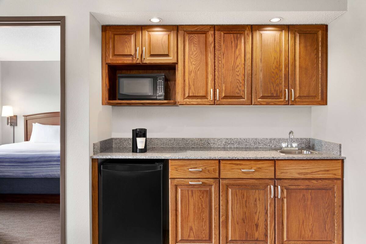 business suite, 1 bedroom, non smoking (second floor, 1 king bed) | desk, blackout curtains, soundproofing, iron/ironing board