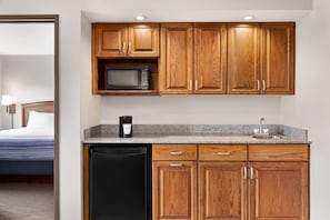 Business Suite, 1 Bedroom, Non Smoking (Second Floor, 1 King Bed)
