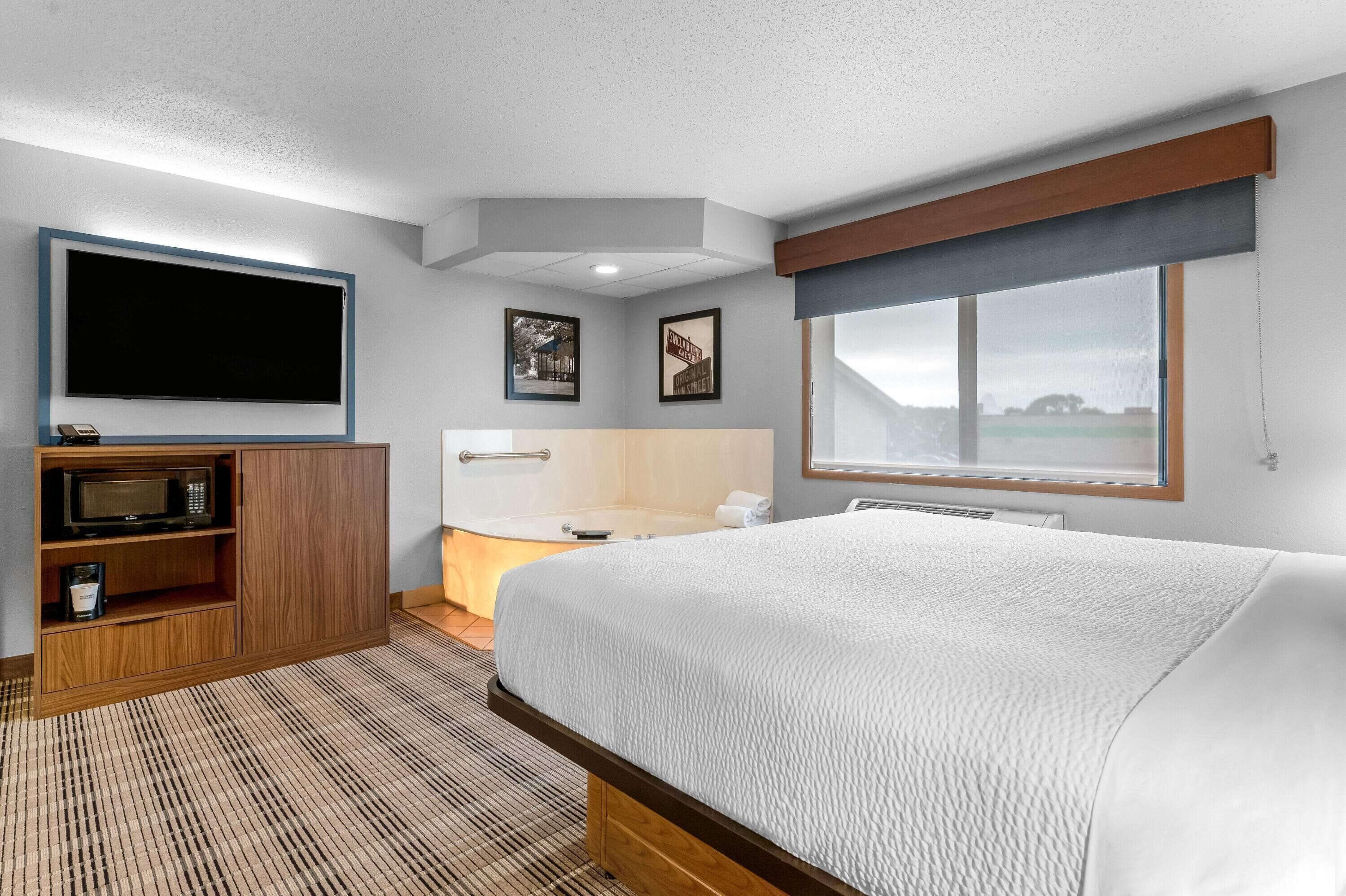 Deluxe Studio Suite, 1 King Bed, Non Smoking | Desk, blackout drapes, soundproofing, iron/ironing board