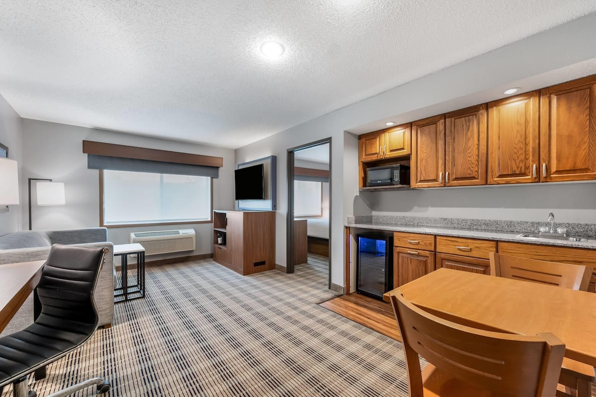 Business Suite, 1 Bedroom, Non Smoking (Second Floor, 1 King Bed)