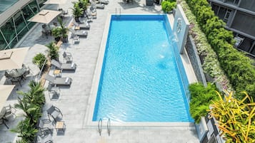 Udendørs pool, åben fra kl. 07.00 til kl. 19.00, parasoller, liggestole