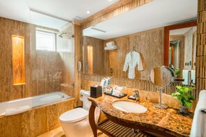 Suite junior, 1 habitación | Baño | Ducha, secador de pelo y toallas