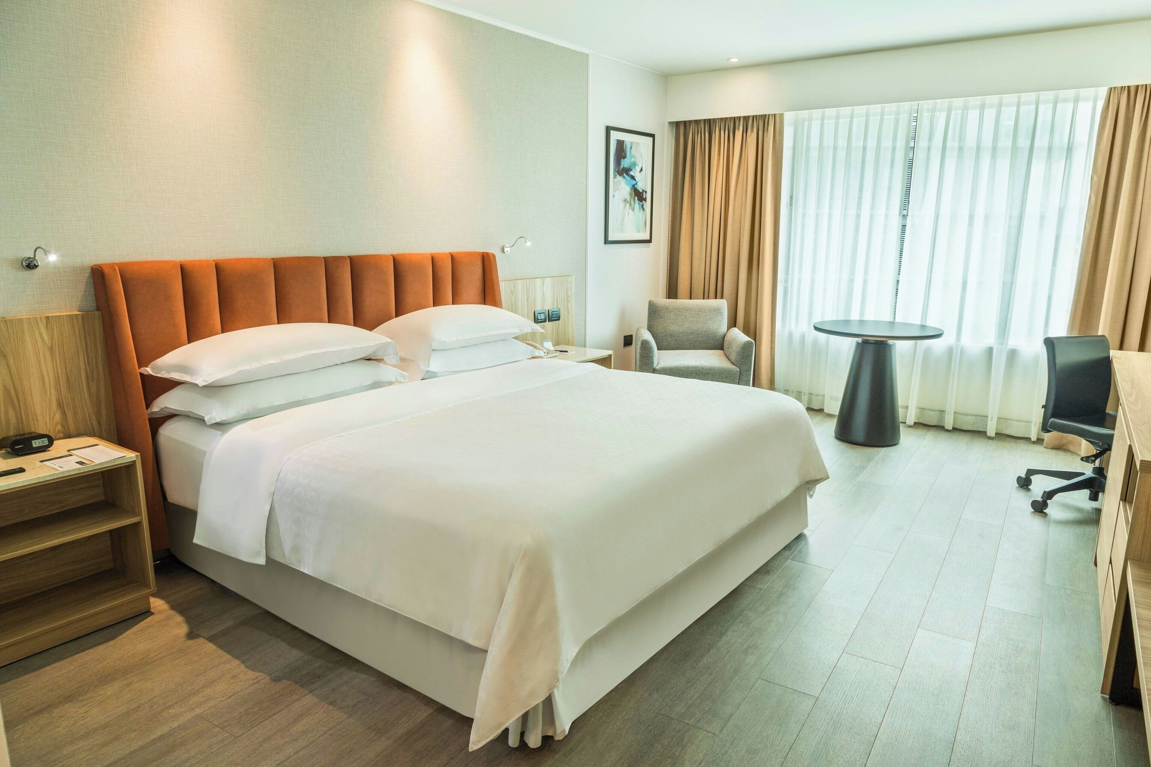 Cubrecamas, minibar, caja de seguridad en la habitación y escritorio 