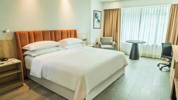 Edredón, minibar, caja de seguridad en la habitación y escritorio