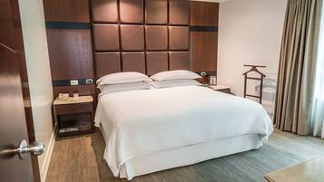 Junior Suite, 1 Bedroom | Down duvets, minibar, in-room safe, desk