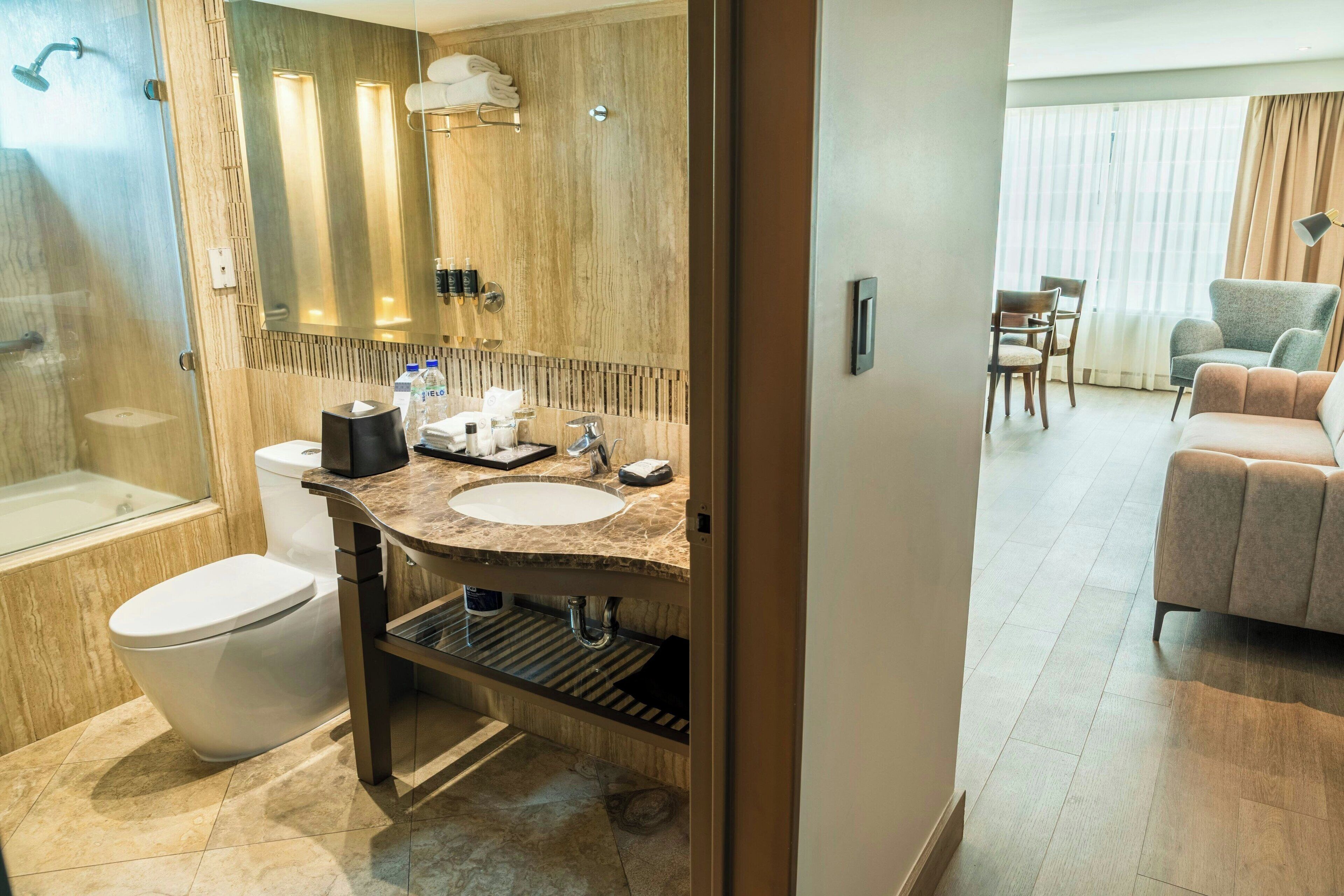 Un baño moderno con tocador, inodoro y ducha.