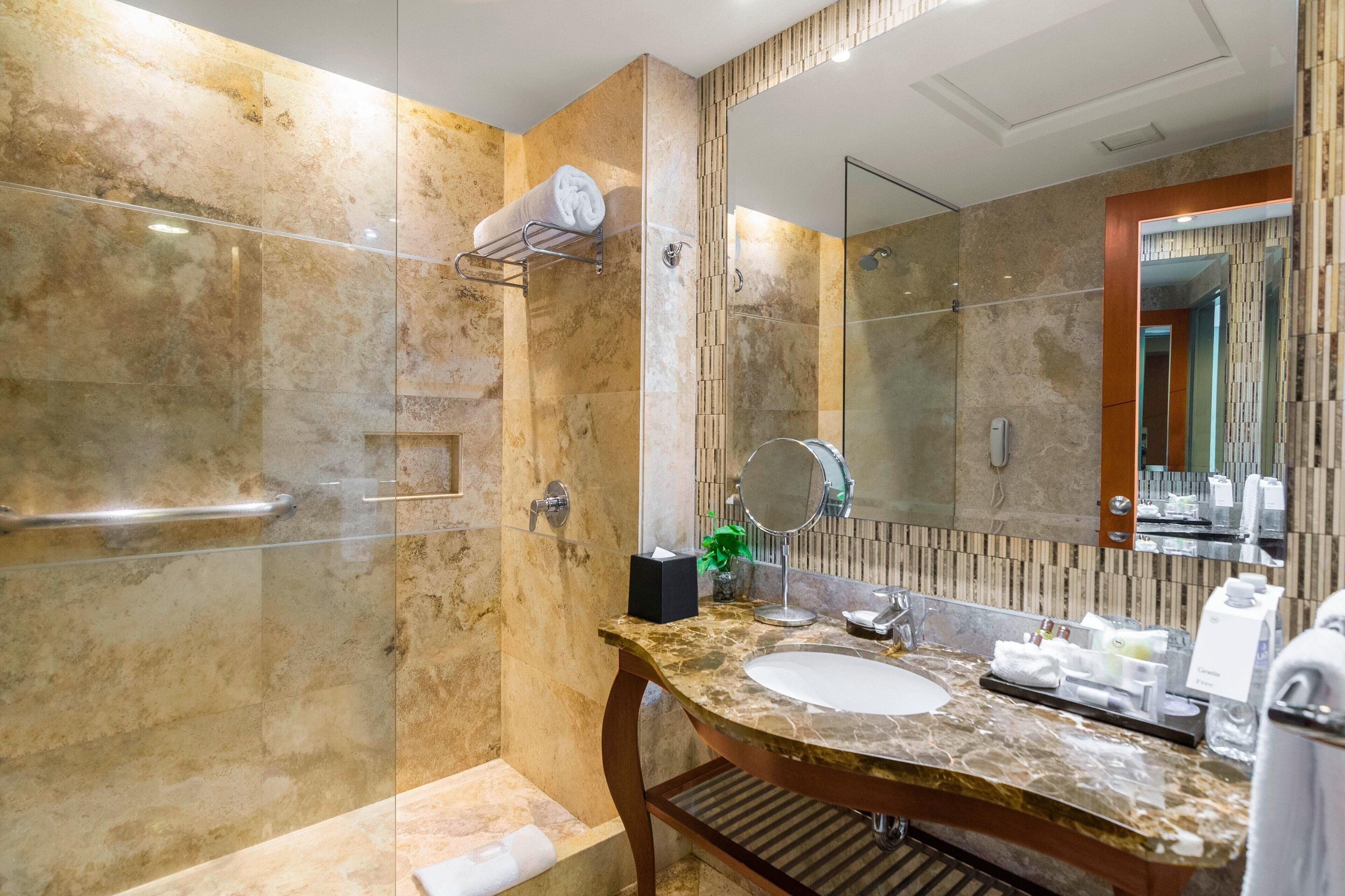 ฝักบัว, ไดร์เป่าผม, ผ้าเช็ดตัว