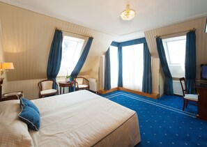 Quarto empresarial | Frigobar, cofres nos quartos, individualmente decorados