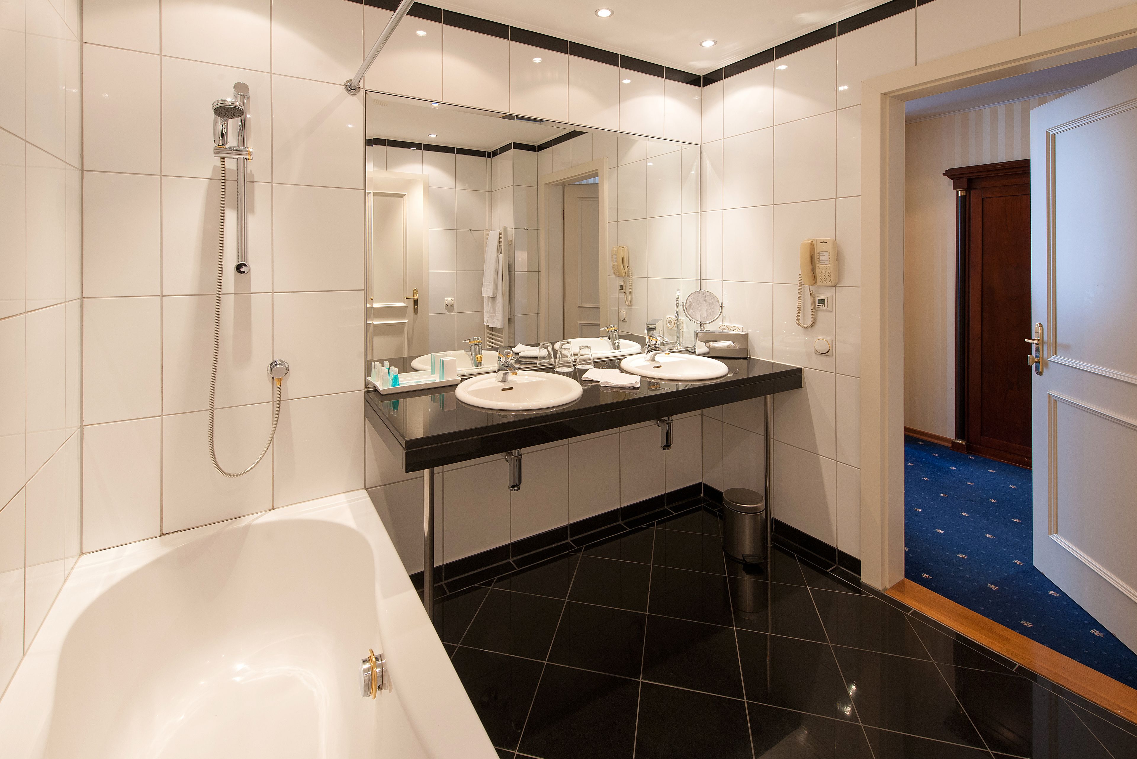 business room | bathroom | combined shower/bathtub, free toiletries, hair dryer, dressing gowns