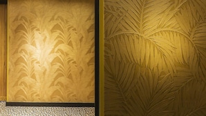 A wall with a floral pattern and a textured leaf design. - Crystal Hôtel (Paris)