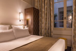 Habitación clásica doble | Ropa de cama de alta calidad, colchones con acolchado adicional, minibar