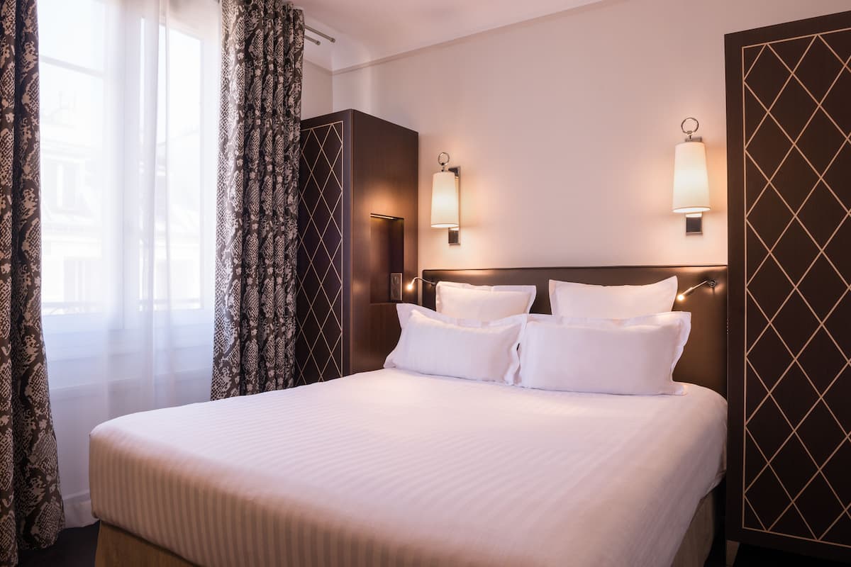 Seprai premium, bantalan ekstra lembut, minibar, dan brankas