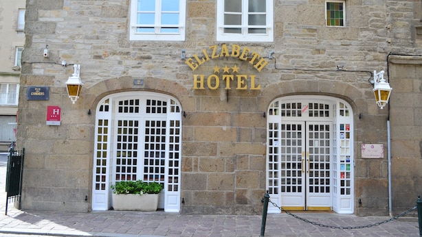 A stone building with the sign "Elizabeth Hotel" above the entrance. There are two large arched windows with white frames and a small window above them. - Hôtel Elizabeth (Saint-Malo)