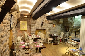 Desayuno continental (EUR 13 por persona) 