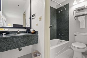 Suite, 1 King-Bett, Nichtraucher, Whirlpool | Badezimmer | Duschwanne, kostenlose Toilettenartikel, Haartrockner, Handtücher