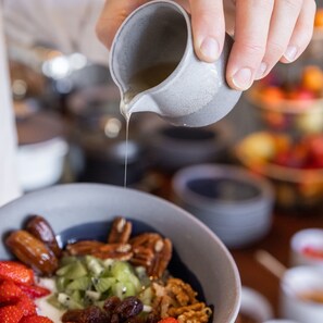 A bowl of food with various toppings. - Le Mirage (Bormes-Les-Mimosas)