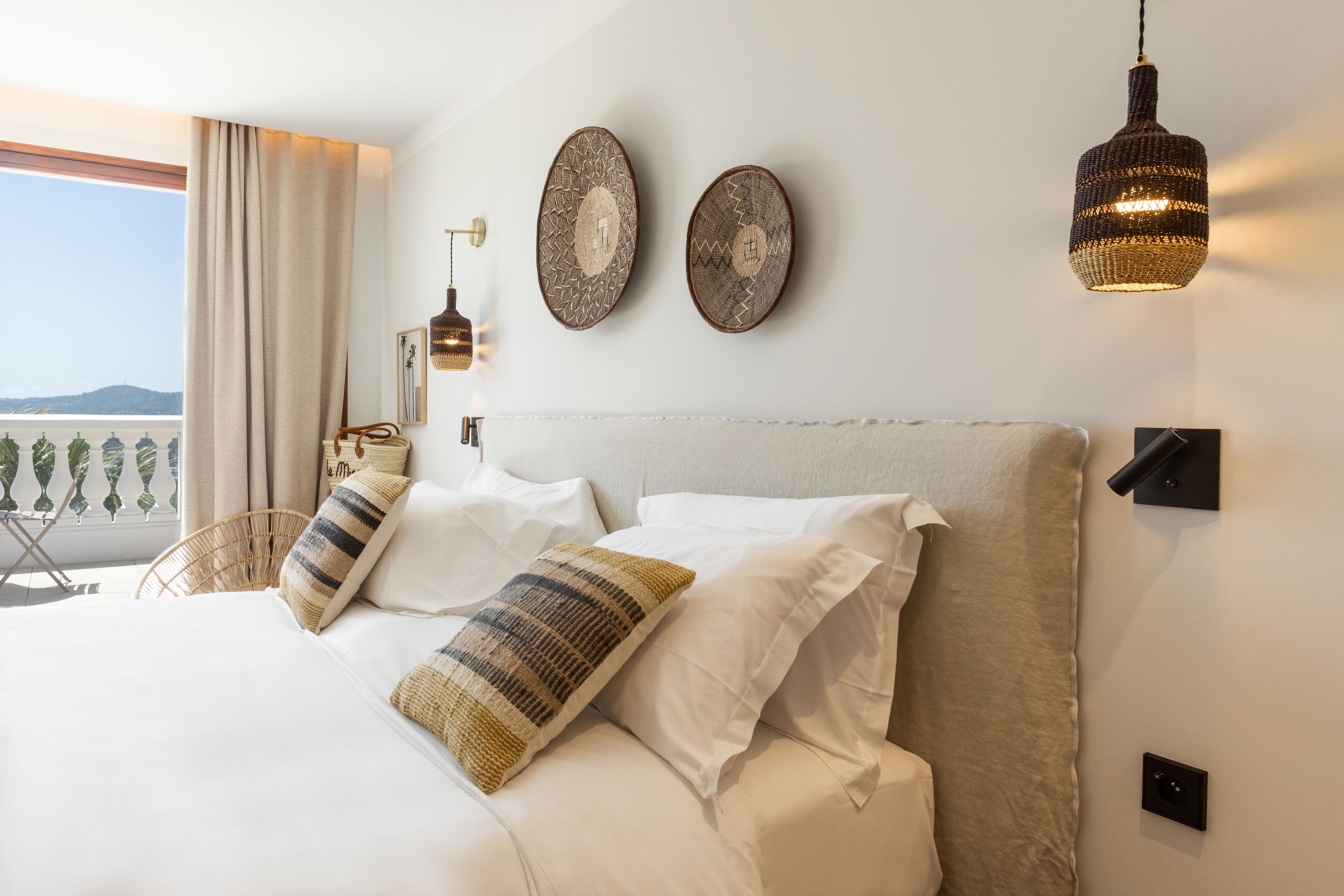 deluxe room | 1 bedroom, premium bedding, pillow-top beds, minibar