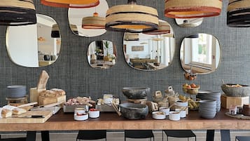 Petit déjeuner continental (25 EUR par personne)