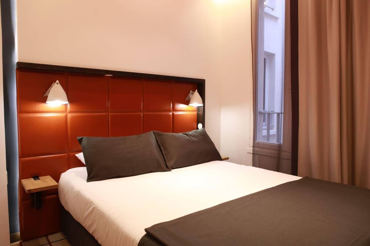 Ropa de cama de alta calidad y caja de seguridad en la habitación 