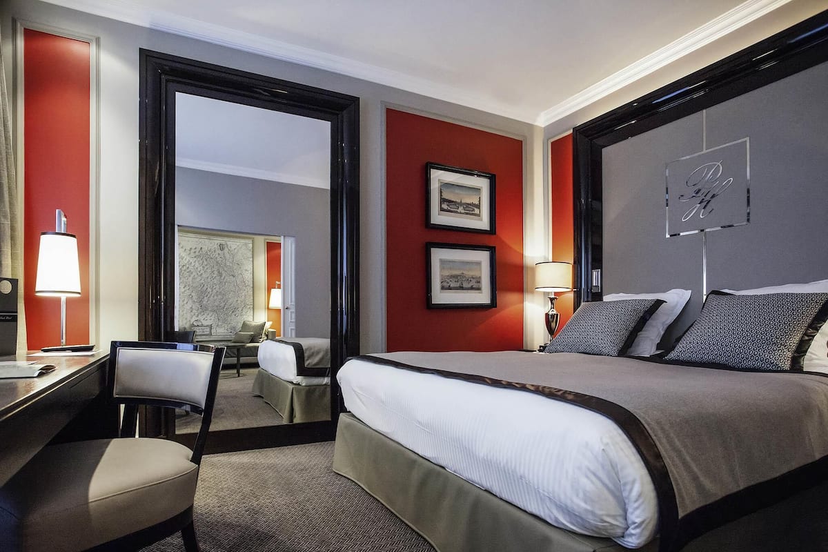 Suite, 1 cama King size, vista al patio (City View) | Ropa de cama de alta calidad, edredón y artículos del minibar gratis