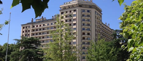 Vista frontal de la propiedad