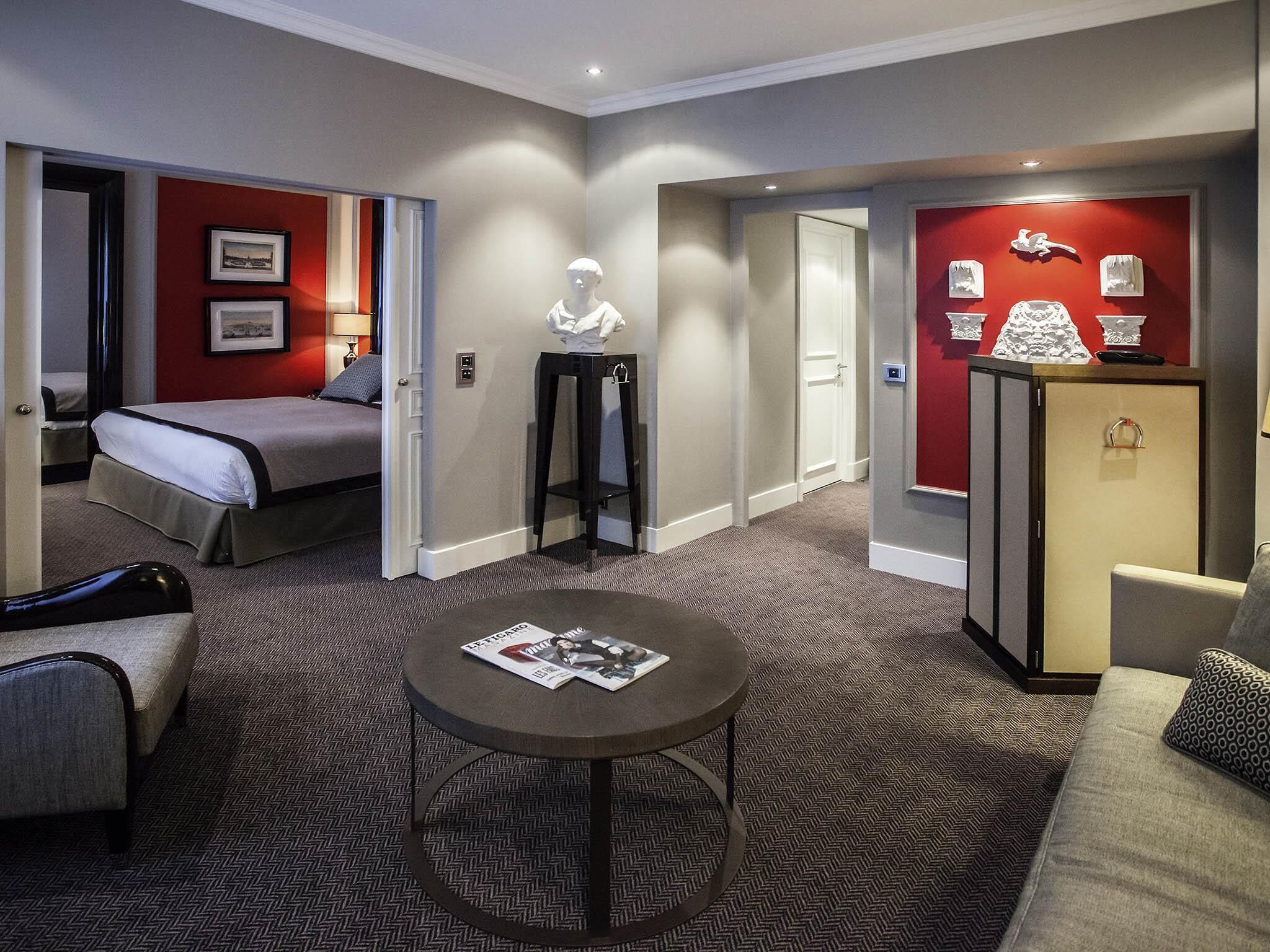 Suite, 1 King Bed, Courtyard View (City View)