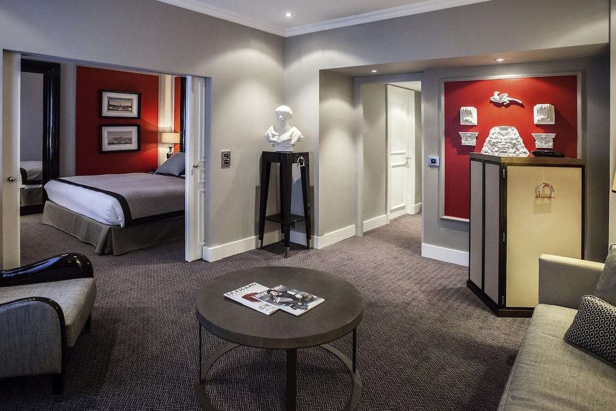 Suite, 1 King Bed, Courtyard View (City View)