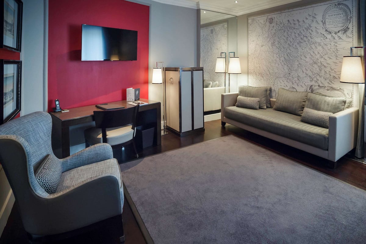 Superior Room, 1 Queen Bed, City View (City View) | Premium bedding, down comforters, free minibar, in-room safe