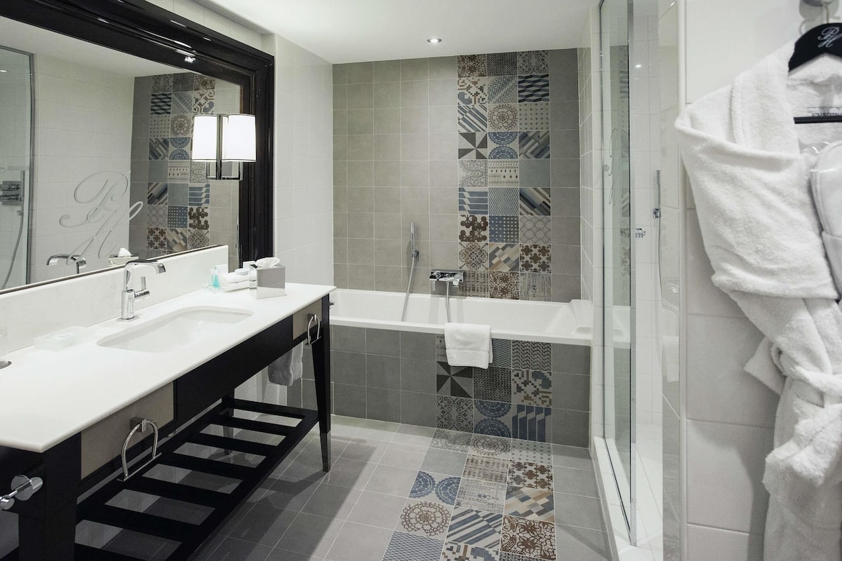 Premium bedding, down comforters, free minibar, in-room safe