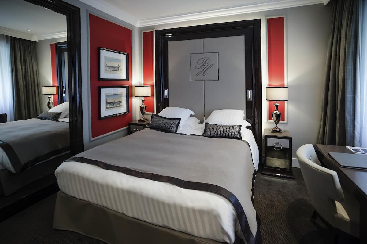 Habitación clásica, 1 cama Queen size, vista a la ciudad (City View) | Ropa de cama de alta calidad, edredón y artículos del minibar gratis