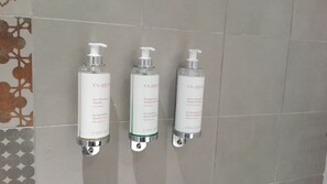淋浴/盆浴组合、名牌洗护用品、吹风机、浴袍