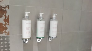 淋浴/盆浴组合、名牌洗护用品、吹风机、浴袍