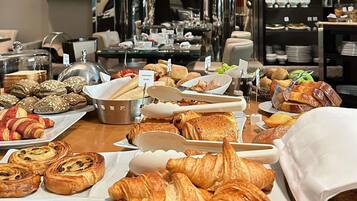 Colazione a buffet, servita tutte le mattine (21 EUR a persona)